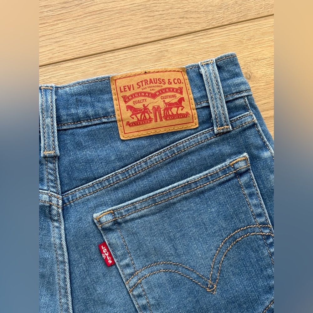 Levi’s High Rise Shorts - Picture 5 of 6
